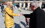 Варна - Росен Марков подарява цветя