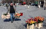 Варна - Росен Марков подарява цветя