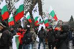 Разноцветна група протестиращи се събра пред НДК в София