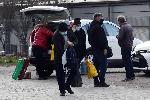 Млад столичанин раздава благотворително храна на нуждаещи