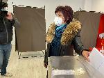 Цвета Караянчева гласува в СУ „Петко Р. Славейков“ в Кърджали
