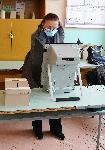 Водачката на листата на ДБ в Кърджали Вилдан Байрямова гласува машинно