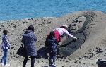 Холандка извая пясъчна скулптура на  Баба Ванга на плажа в Бургас