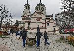 Курсантите от Военноморското училище почистиха около храмовете във Варна
