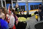 Танцьори, жонгльори и клоуни с шоу в зеления ретро трамвай по улиците на София