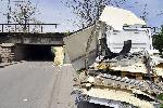 Камион си отряза каросерията при опит да премине под нисък мост в столичния квартал Слатина