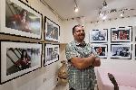 Фоторепортерът Крум Стоев изследва взаимодействието на народните носии с градската среда