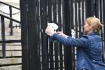 Граждани протестират пред офиса на главния прокурор