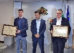 Служебният министър на икономиката връчи два сертификата на инвеститори