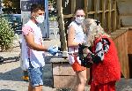 Доброволци от БЧК раздават листовки за ползата от ваксините