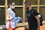 София - БЧК раздават листовки за ползата от ваксините