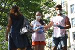 София - БЧК раздават листовки за ползата от ваксините