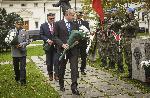 Президентът Румен Радев поднесе цветя на паметника на парашутиста