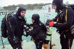 Водолази почистиха под моста на Бургас