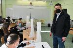 Кандидат-депутатът от ДБ Петър Маринов гласува в НПМГ