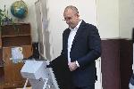 Румен Радев гласува