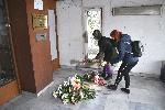 Цветя пред посолството на Северна Македония след трагичния инцидент тази сутрин