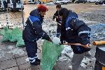 Служители на фирма Титан прибраха с чували остатъците от сняг пред Парламента