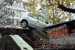 Бургас - автомобил надвисна над дере