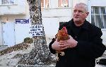 Росен Марков подарява кокошка за ваксиниране във Варна