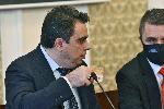 Депутатите пият кафе в биоразградими бисквитени чаши за еднократна употреба