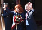 Гвардейци посрещнаха Румен Радев и Илиана Йотова пред Президентството