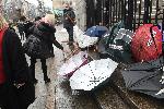 Поставиха счупени чадъри и развалена цаца пред Съдебната палата
