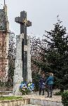 Варна - Цветя на паметника за жертвите на комунистическия режим