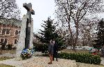 Варна - Цветя на паметника за жертвите на комунистическия режим