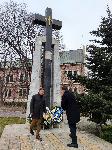 Варна - Цветя на паметника за жертвите на комунистическия режим