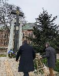 Варна - Цветя на паметника за жертвите на комунистическия режим