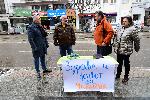 Николай Хаджигенов и Арман Бабикян раздаваха мартеници с цветовете на украинското знаме