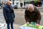 София - Мартеници с цветовете на украинското знаме