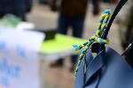 София - Мартеници с цветовете на украинското знаме