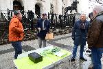 София - Мартеници с цветовете на украинското знаме