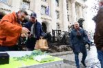София - Мартеници с цветовете на украинското знаме