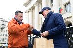 София - Мартеници с цветовете на украинското знаме