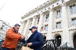 София - Мартеници с цветовете на украинското знаме