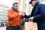 София - Мартеници с цветовете на украинското знаме