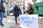 София - Мартеници с цветовете на украинското знаме