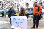 София - Мартеници с цветовете на украинското знаме