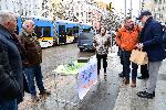 София - Мартеници с цветовете на украинското знаме