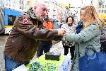 София - Мартеници с цветовете на украинското знаме