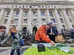 София - Мартеници с цветовете на украинското знаме