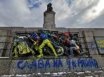 София - Чистят паметника на Съветската армия