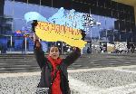 Рускиня издигна плакат срещу войната в Украйна