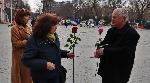 Росен Марков подарява цветя на варненки за празника, но го глобиха