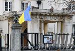 Украински флаг се развява в двора на резиденцията на британския посланик в София