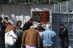 Заляха с червена боя табелата на руското посолство