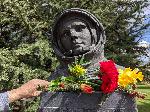Поднесоха цветя на паметника на Юрий Гагарин във Варна